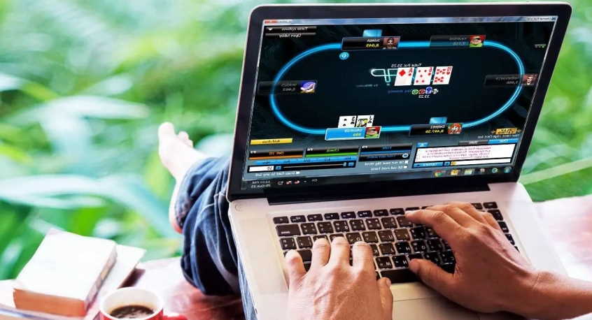 play poker tournaments